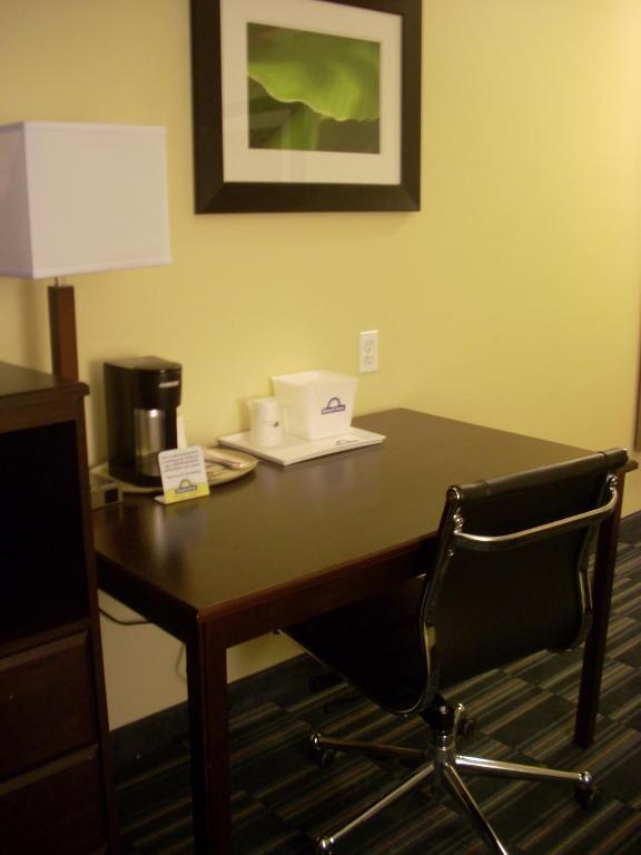 Days Inn & Suites By Wyndham Ozone Park/Jfk Airport Нью-Йорк Екстер'єр фото