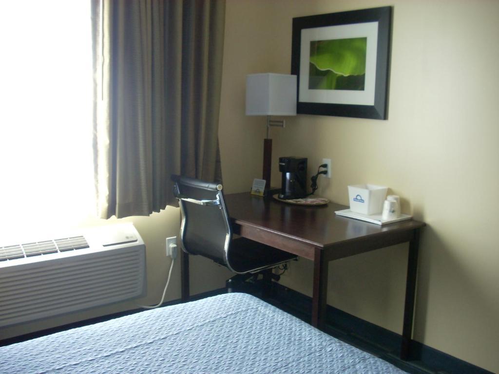 Days Inn & Suites By Wyndham Ozone Park/Jfk Airport Нью-Йорк Екстер'єр фото