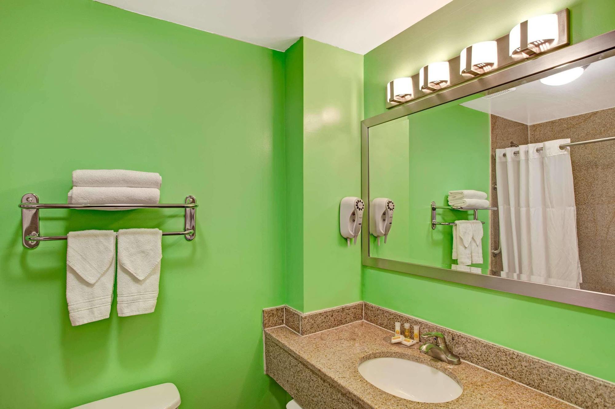 Days Inn & Suites By Wyndham Ozone Park/Jfk Airport Нью-Йорк Екстер'єр фото