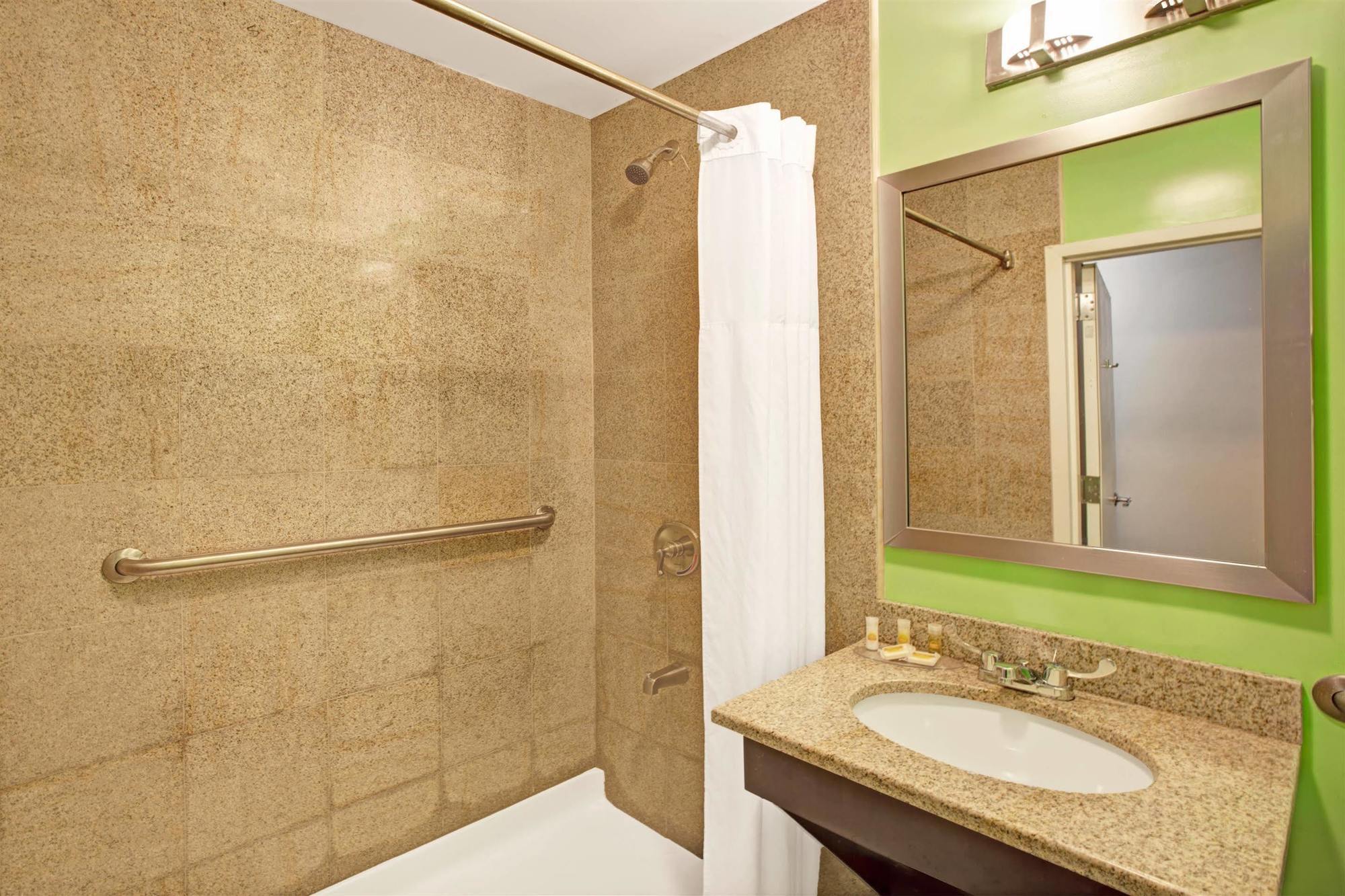 Days Inn & Suites By Wyndham Ozone Park/Jfk Airport Нью-Йорк Екстер'єр фото