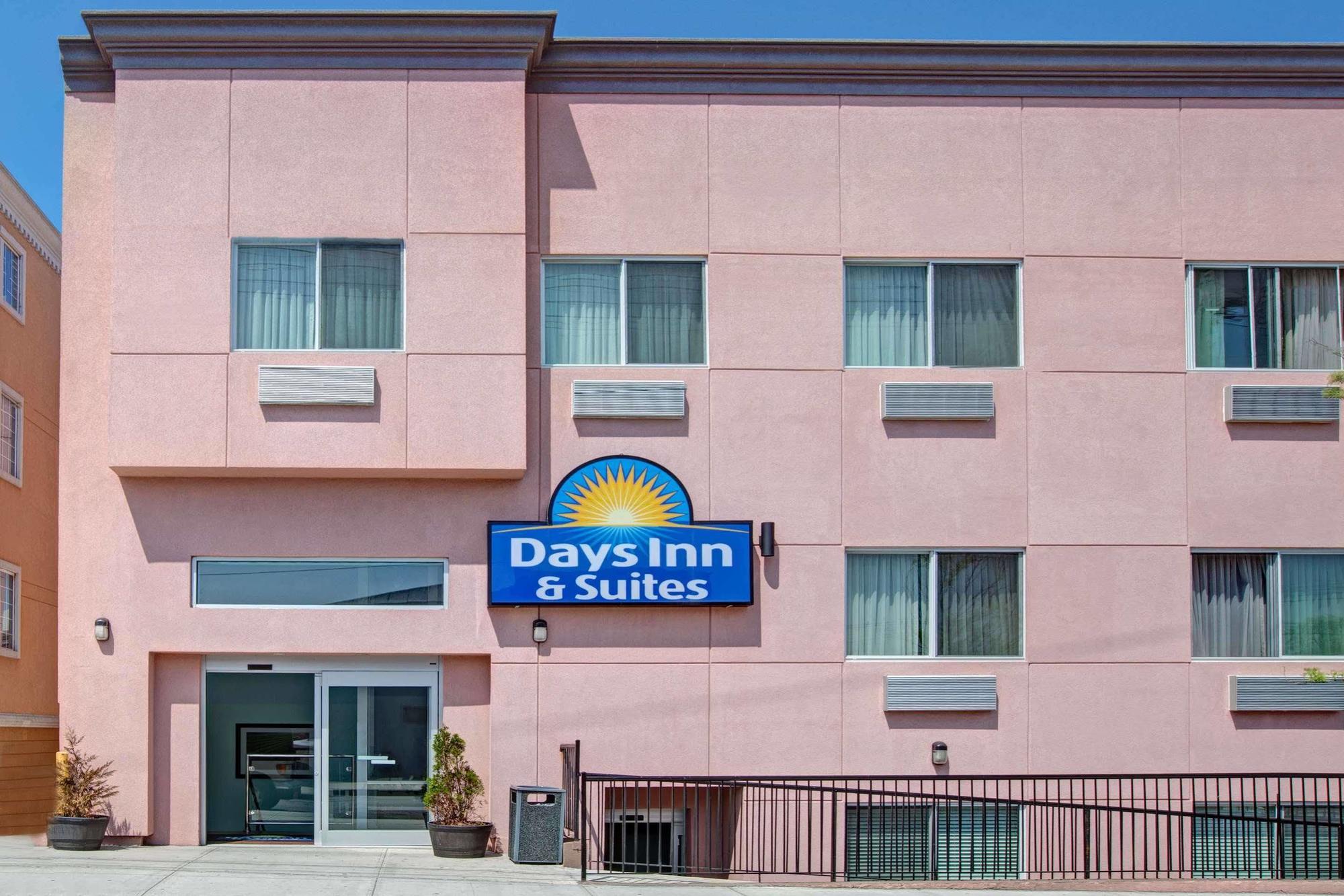 Days Inn & Suites By Wyndham Ozone Park/Jfk Airport Нью-Йорк Екстер'єр фото